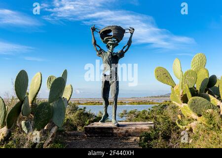 Skulptur als Hommage an die Arbeiter des Salzbergwerks von Ibiza. In der Nähe der Kirche von San Francec Stockfoto