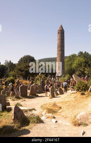 Ruinen und Friedhof von Glendalough, das Tal der tausend Seen. Grafschaft Wicklow in Irland. Stockfoto