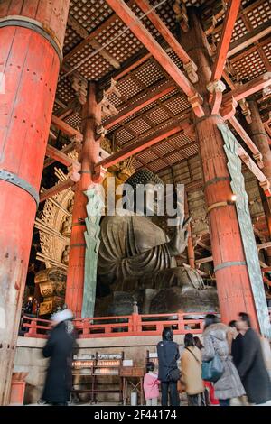 Japanische Touristen besuchen die große Buddha Bronze Statue von Vairocana (Daibutsu) im Todaiji Tempel, Nara, Japan Stockfoto