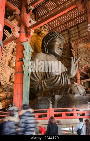 Japanische Touristen besuchen die große Buddha Bronze Statue von Vairocana (Daibutsu) im Todaiji Tempel, Nara, Japan Stockfoto