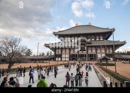 Japanische Besucher der Großen Buddha Halle (Daibutsuden), Todaiji Tempel, Nara, Japan Stockfoto