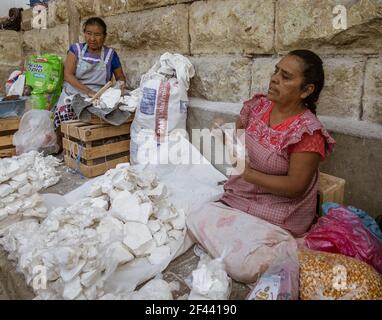 Oaxaca, Mexiko - 2019-11-16 - Frau Beutel Kalkstein zu Köche zu verkaufen tortillas knusprig zu machen. Stockfoto