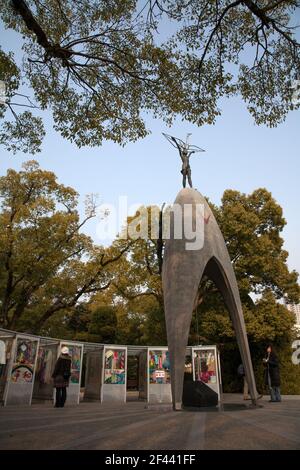 Das Children's Peace Memorial Monument überragt von einer Statue von Sadako Sasaki, Hiroshima Peace Memorial Park, Japan Stockfoto