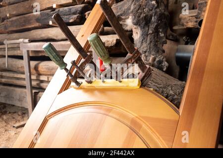 Leimen der Türen mit den Klammern, die Wiederherstellung und die Reparatur der hölzernen Produkte und Zubehör Stockfoto