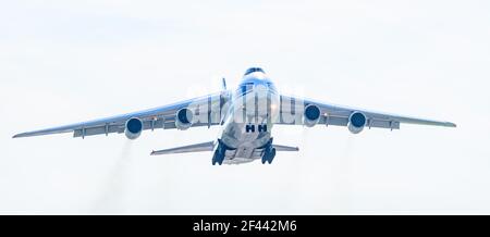hoersching, österreich, 17. juli 2019, antonov an-124-100 von wolga-dnepr-Airline ab dem Flughafen linz Stockfoto