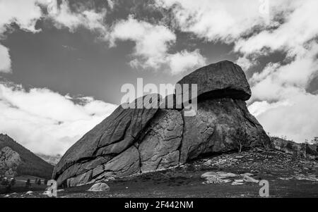 Schildkrötenstein 'Melkhii Khad' im Gorkhi Terelj Nationalpark, Mongolei. Juli 2018. Stockfoto