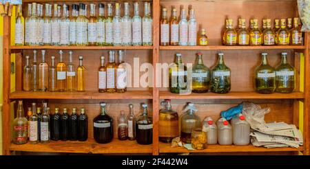 Oaxaca, Mexiko - 2019-11-30 - Mezcal ist in Likör stand im Markt ausgerichtet. Stockfoto