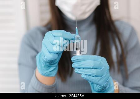 Nahaufnahme der Ärztin hält Spritze mit Impfstoff. covid19 Impfstoff für Coronavirus Heilung. Konzept der Corona Virus Trement, Injektion. Weiblich in Stockfoto