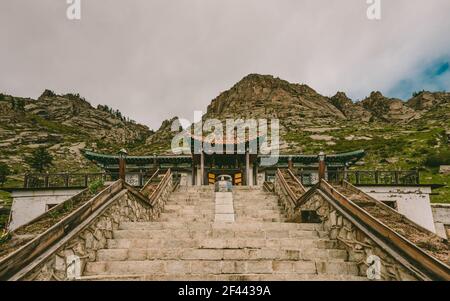 Vom Gehweg zum Aryapala Tempel Meditationszentrum im Girkhi-Terelj Nationalpark, Mongolei. Juli 2018. Stockfoto