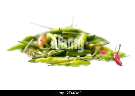 Grüne scharfe Chilischoten auf weißem Hintergrund isoliert , würziges Konzept , Capsicum annuum , Thai Pfeffer Stockfoto