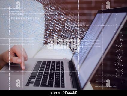 Zusammensetzung der binären Codierung und Datenverarbeitung über Person mit Laptop im Hintergrund Stockfoto