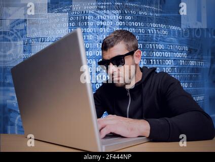 Zusammensetzung der Datenverarbeitung und binäre Codierung über Hacker tragen Sonnenbrille mit Laptop Stockfoto