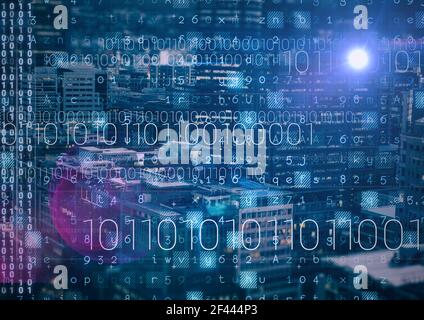 Zusammensetzung der binären Codierung Verarbeitung über Stadtbild im Hintergrund Stockfoto