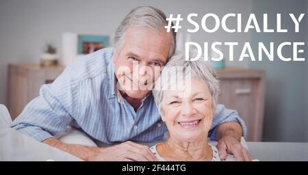 Sozial distanzieren Text über lächelndes Senior-Paar im Hintergrund Stockfoto