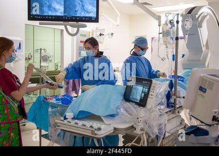 Kardiologen führen einen Eingriff an einem Patienten im Katheterlabor des Royal Papworth Hospital, Cambridge, durch. Bilddatum: Mittwoch, 17. März 2021. Stockfoto