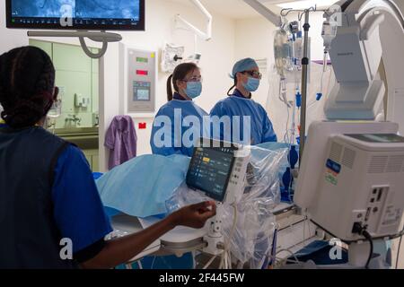 Kardiologen führen einen Eingriff an einem Patienten im Katheterlabor des Royal Papworth Hospital, Cambridge, durch. Bilddatum: Mittwoch, 17. März 2021. Stockfoto