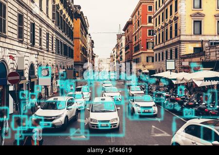 Erkennung und Erkennung von Autos und Gesichtern von Menschen. KI ANALYSIERT BIG DATA. Künstliche Intelligenz KI-Konzept als Technologie für die sichere Stadt der Zukunft. Stockfoto