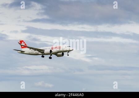 Passagierflugzeug Airbus A220-100 von Swiss International Air Lines auf dem Weg zum Flughafen Zürich Stockfoto