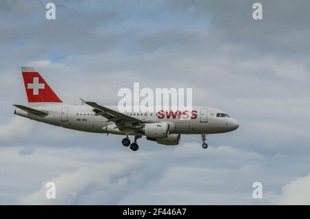 Passagierflugzeug Airbus A319-112 von Swiss International Air Lines auf dem Weg zum Flughafen Zürich Stockfoto