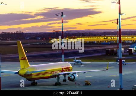 hoersching, österreich, 18. februar 2020, Boeing 757 Cargo, betrieben von dhl am Flughafen linz Stockfoto