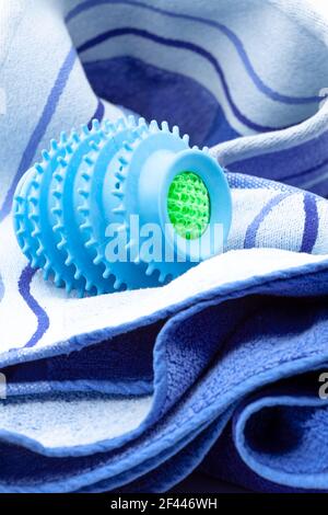 Silikon-Balltrockner entfernt Moos von der Kleidung und verhindert das Knittern der Kleidung beim Trocknen. Selektiver Fokus mit geringer Schärfentiefe. Stockfoto