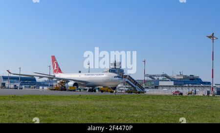 hoersching, österreich, 06. april 2020, Airbus A330-243F, meric, Durchgeführt von türkischen Airlines am Flughafen linz Stockfoto