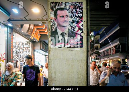 Damaskus, Syrien - August 04,2010 : EIN Plakat des syrischen Präsidenten Baschar al-Assad hängt vor einem Laden in der Altstadt von Damaskus Stockfoto