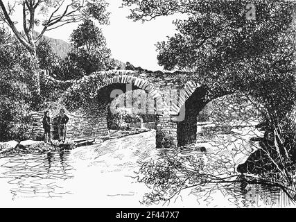 Eine Skizze aus dem 19th. Jahrhundert der Old Weir Bridge, eines der ältesten Gebäude von Killarney, die vermutlich aus dem 16th. Jahrhundert stammt. Die einzigartige Lage beim Treffen der Gewässer der drei Seen von Killarney hat dafür gesorgt, dass die Brücke seit Hunderten von Jahren ein beliebtes Ziel ist. Der Besuch von Queen Victoria im Jahr 1861 brachte Killarney als Touristenziel auf die Karte und es hat seitdem nie mehr zurückgeschaut. Im Zentrum des Besuchs der Königin war eine umfangreiche Tour durch die Seen mit dem Boot, Grafschaft Kerry, Irland. Stockfoto