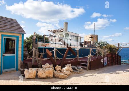 Boot in Popeye's Village in Malta an einem warmen Herbsttag. Stockfoto