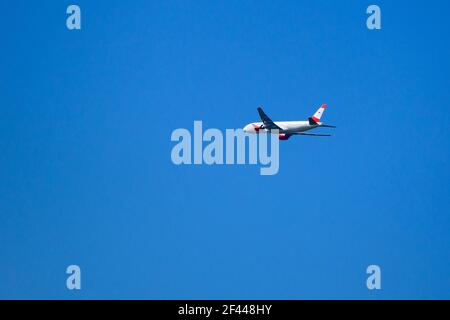 hoersching, österreich, 12. april 2020, Boeing 777-2Z9(er) oe-lpc, betrieben von österreichischen Fluggesellschaften, die am Flughafen linz landen und medizinische Geräte mitbringen Stockfoto