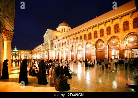 Damaskus, Syrien - August 03,2010 : Umayyad Moschee, südwestlicher Teil des Hofes mit dem Dom des Schatzamtes. Stockfoto