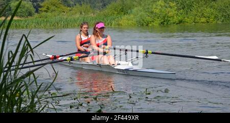 Junge Frauen in Pairs auf dem Fluss Ouse in St. Neots. Stockfoto