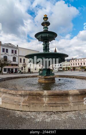 Brunnen auf Masarykovo namesti sqare in der Stadt Karvina in Tschechien an einem schönen Frühlingstag Stockfoto