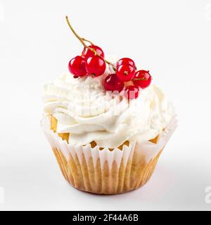 Isolierter Buttercreme-Cupcake mit Johannisbeeren Stockfoto
