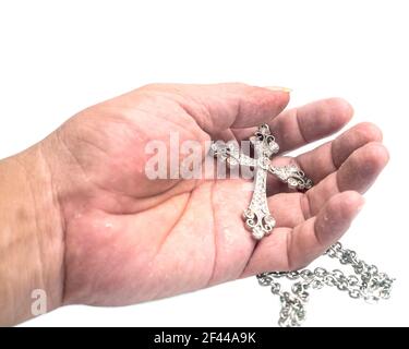 Menschenhand mit christlichem Kreuz in Händen isoliert auf weißem Hintergrund. Stockfoto