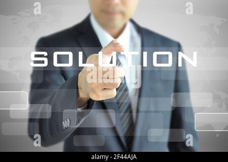 Geschäftsmann Hand zeigt auf LÖSUNG Wort auf dem virtuellen Bildschirm Stockfoto