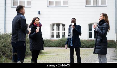Soziale Distanzierung Von Mitarbeitern, Die Während Der Pause Kaffee Trinken Stockfoto