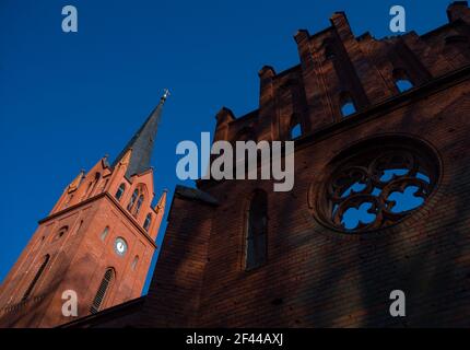 Reitwein, Deutschland. März 2021, 19th. Die Morgensonne scheint auf dem Kirchturm, der am Rande des Oderbruchs steht. Von weitem sichtbar ist die neugotische Backsteinkirche von Friedrich August Stühler, einem Schüler von Karl Friedrich Schinkel, die zwischen 1855 und 1858 erbaut wurde. Quelle: Patrick Pleul/dpa-Zentralbild/ZB/dpa/Alamy Live News Stockfoto