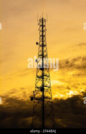 Telecom Tower Silhouette in Dämmerung Himmel Hintergrund Stockfoto