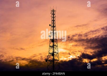 Telecom Tower Silhouette in Dämmerung Himmel Hintergrund Stockfoto