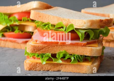 Leckere Sandwiches auf grauem Hintergrund Nahaufnahme Stockfoto