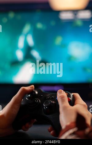 Nahaufnahme von drahtlosen Joystick, Gamer spielen Online-Videospiele für Live-Gamer-Turnier. Professionelle Pro-Player Streaming Online-Videospiel neue Grafiken mit leistungsstarken Computer. Stockfoto