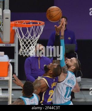 Los Angeles, Usa. März 2021, 18th. Los Angeles Lakers' Forward LeBron James blockiert den Schuss von Charlotte Hornets' Forward Cody Martin in der ersten Hälfte im Staples Center in Los Angeles am Donnerstag, den 18. März 2021. Die Lakers besiegten die Hornets 116-105. Foto von Jim Ruymen/UPI Kredit: UPI/Alamy Live Nachrichten Kredit: UPI/Alamy Live Nachrichten Stockfoto