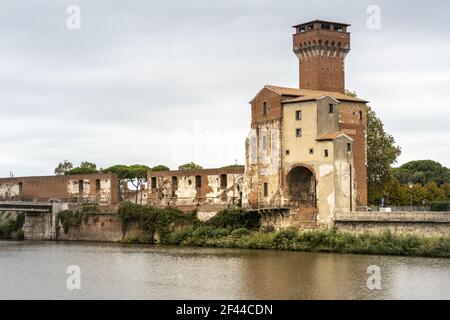 Ein schöner Blick auf den Fluss Arno und die Festung der alten Zitadelle und Guelph Turm in Pisa, Italien Stockfoto