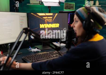 Streamer Frau gewinnt virtuellen Videospiel Wettbewerb Verwenden Sie professionelle Ausrüstung im Heimstudio. Online-Streaming Cyber-Leistung während Gaming-Turnier mit Technologie Netzwerk Wireless Stockfoto