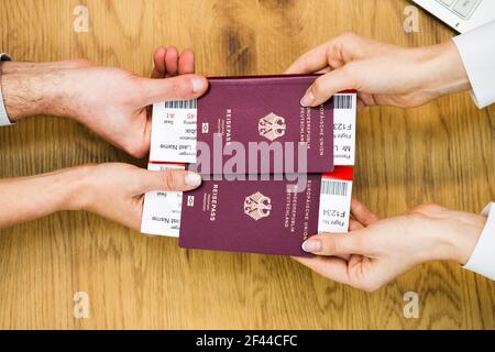 Buchen Sie Ein Kreuzfahrtticket Für Ein Paar Mit Familie Im Reisebüro Stockfoto