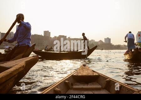 21. Februar 2021, Sadarghat Puran Dhaka (Old Dhaka), Bangladesch. Sadarghat ist der wichtigste Flusshafen in Dhaka. Kleine Boote auf Buriganga River. Stockfoto