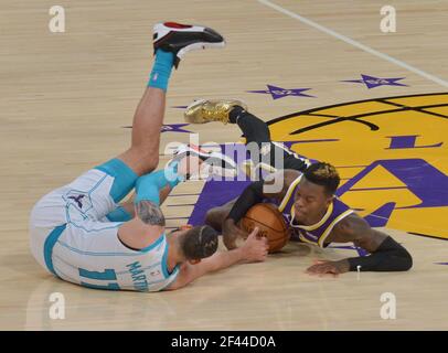 Los Angeles, Usa. März 2021, 18th. Charlotte Hornets Vorkämpfer Cody Martin und Dennis Schroder, Wache von Los Angeles Lakers, kämpfen in der ersten Halbzeit am Donnerstag, 18. März 2021, im Staples Center in Los Angeles um den lockeren Ball. Die Lakers besiegten die Hornets 116-105. Foto von Jim Ruymen/UPI Kredit: UPI/Alamy Live Nachrichten Kredit: UPI/Alamy Live Nachrichten Stockfoto