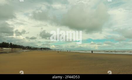 Landschaft von cox Bazar Strand. Schöne bewölkten Himmel auf nassen Strand reflektiert. Längste Strand der Welt. Stockfoto