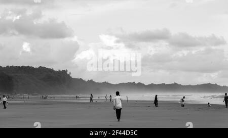 Landschaft von cox Bazar Strand. Schöne bewölkten Himmel auf nassen Strand reflektiert. Längste Strand der Welt. Stockfoto